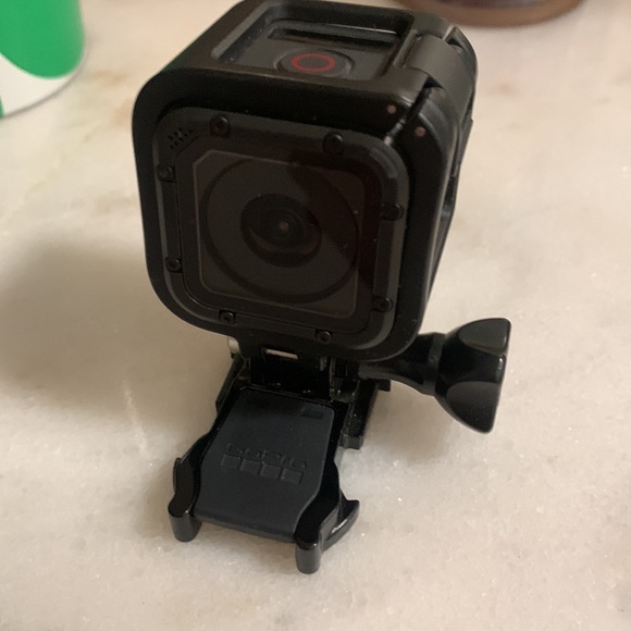 GoPro Hero Session/ HERO4 Session comes with mount!